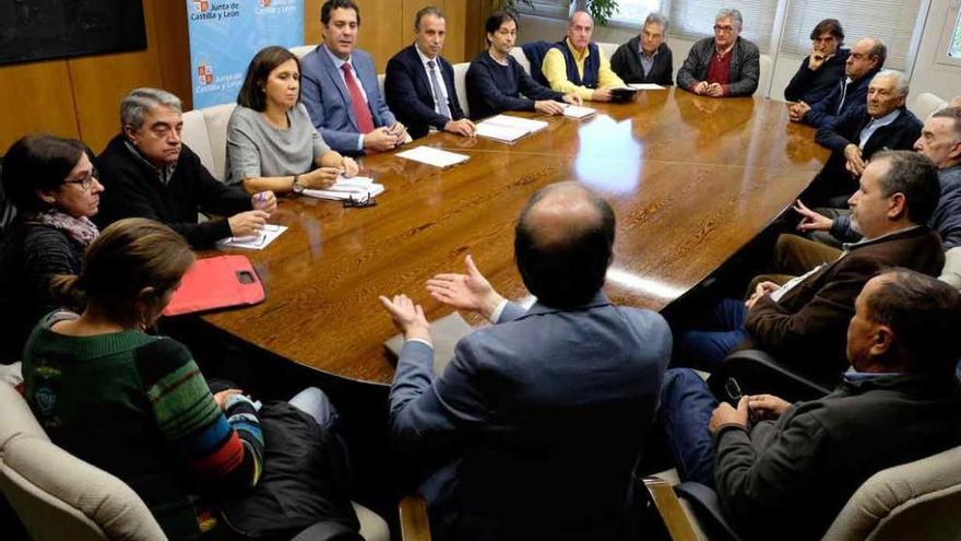 Reunión de Alberto Castro y responsables de Sanidad y Medio Ambiente con alcaldes de Sayago.