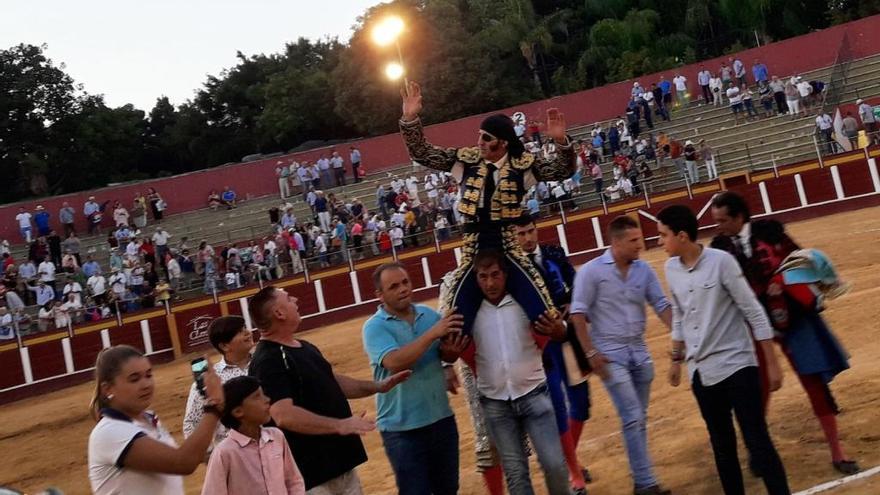 Juan José Padilla, a su salida a hombros de Fuengirola.