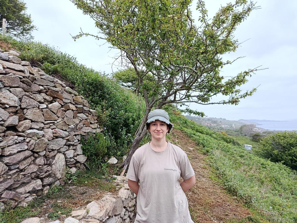 La autora de la tesis, Nerea Ruanova, participa actualmente en la campaña arqueológica de la UVigo en Ons.