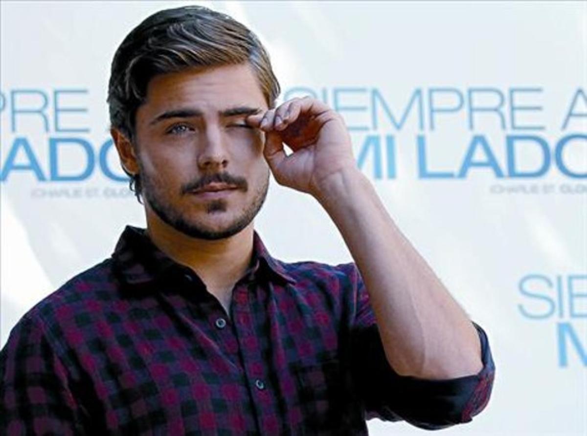 Zac Efron atén la premsa, ahir, en la presentació a Madrid del drama romàntic ’Siempre a mi lado’. Zac Efron atén la premsa, ahir, en la presentació a Madrid del drama romàntic ’Siempre a mi lado’.