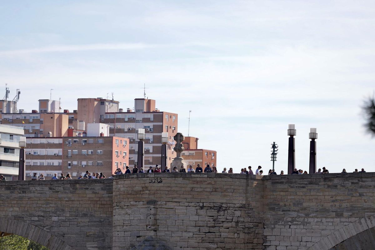 El público observa el paso de la regata en el puente de Piedra.