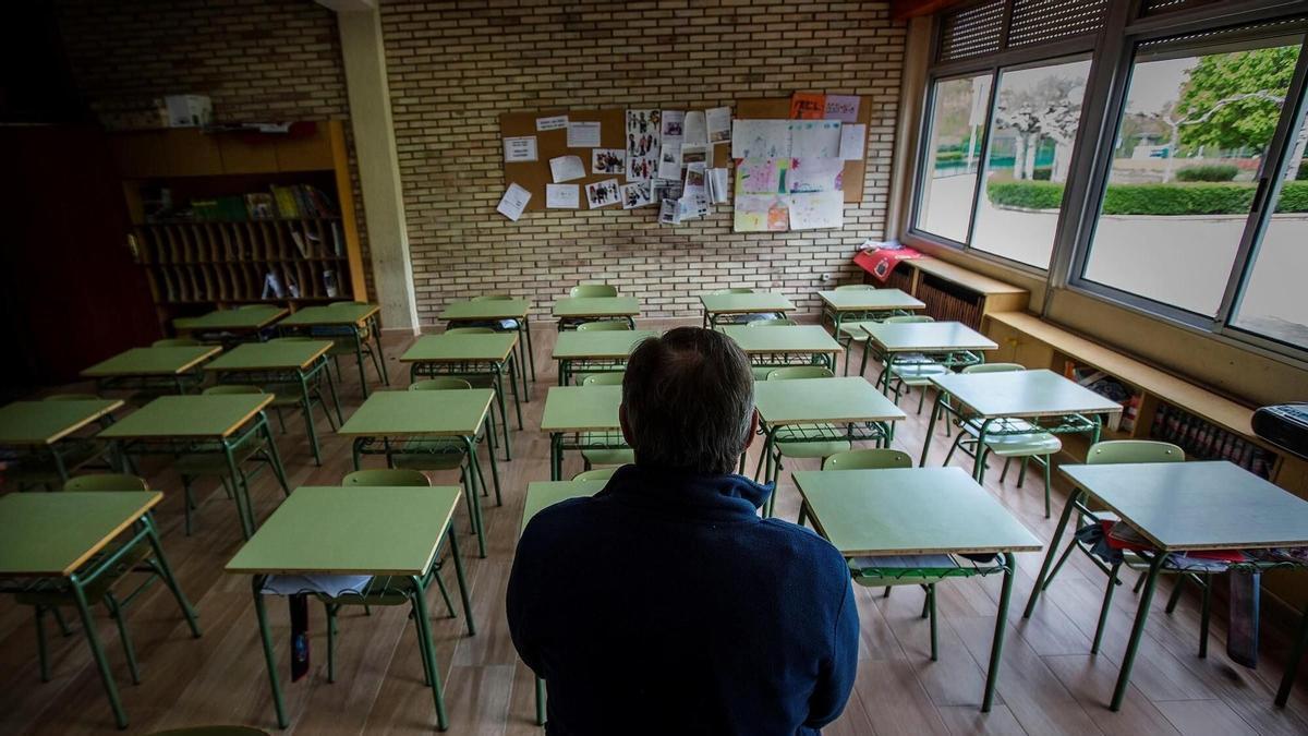 Imagen de archivo de profesor de Secundaria que está solo en un aula.