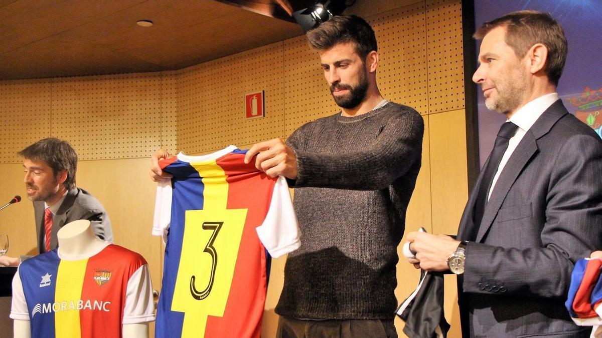 Gerard Piqué, con una camiseta del FC Andorra, club del que es propietario.