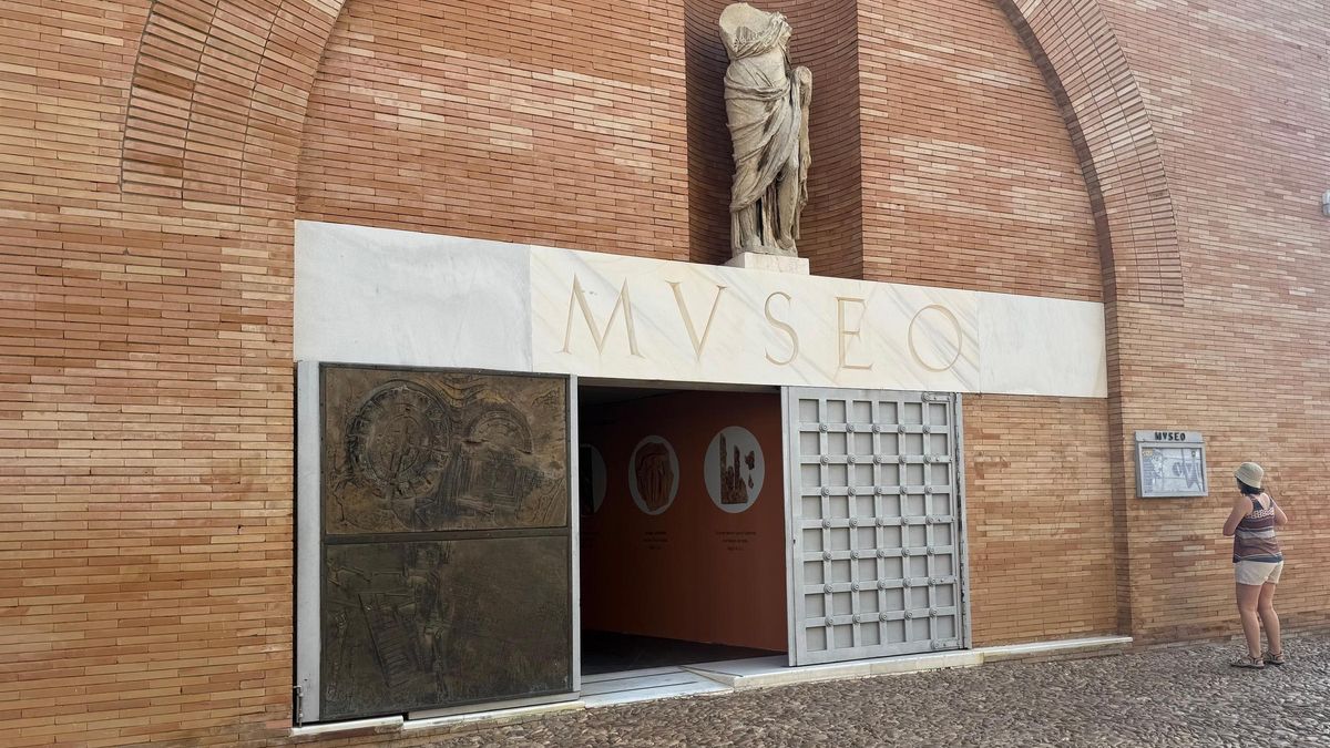 Una turista antes de entrar al museo emeritense.