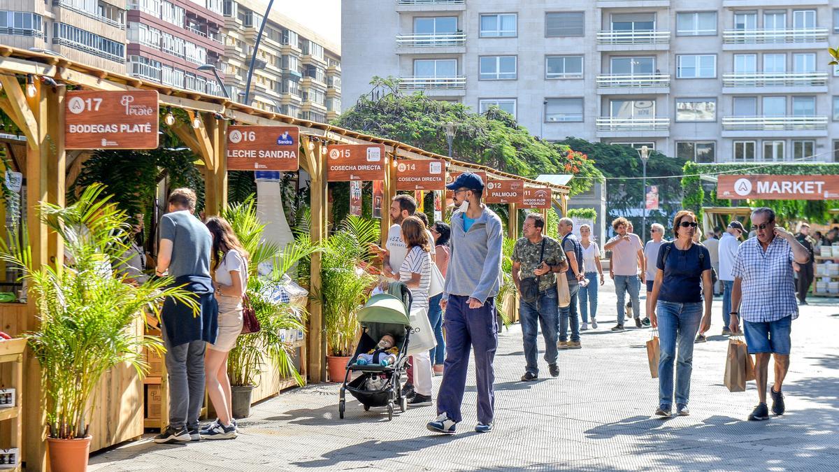 Algunos visitantes se acercan a los puestos de la feria Agrocanarias en el parque San Telmo.