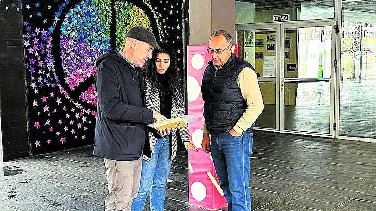 El alcalde, Wences Alós, con los concejales Arantxa Igual y Luis Ángel.