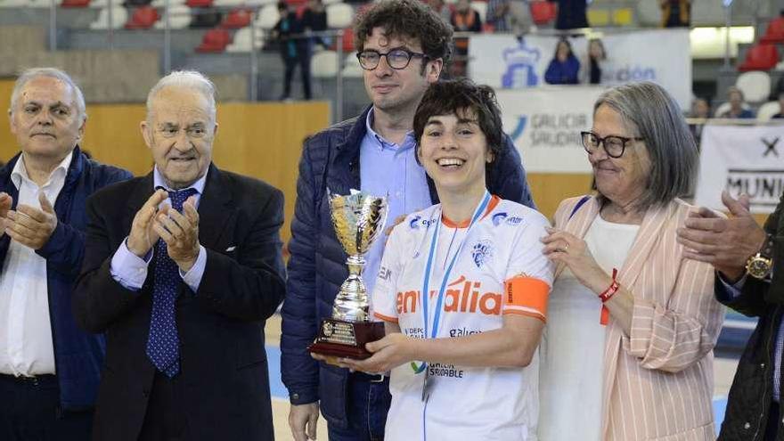 Marta, capitana del Envialia, con el trofeo de subcampeones de la Copa Galicia. // M. Miramontes/Roger Agencia