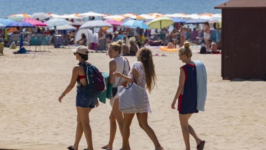 Turistas disfrutan de la primera semana de agosto en la playa de Cullera.  | PERALES IBORRA