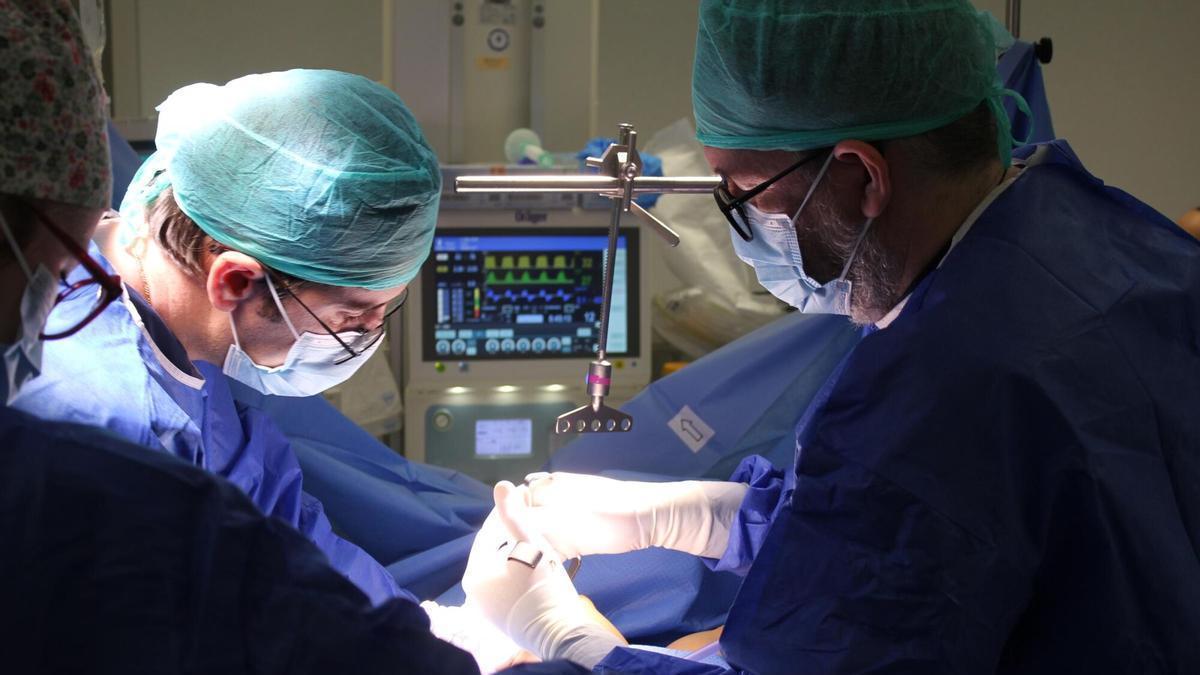 Imagen de una cirugía innovadora para extraer una costilla con una sola incisión en el Hospital del Vinalopó
