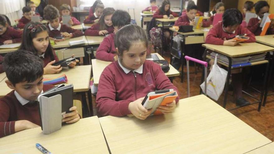 Alumnos de un aula del Hogar de Santa Margarita haciendo uso de las tabletas de Snappet.