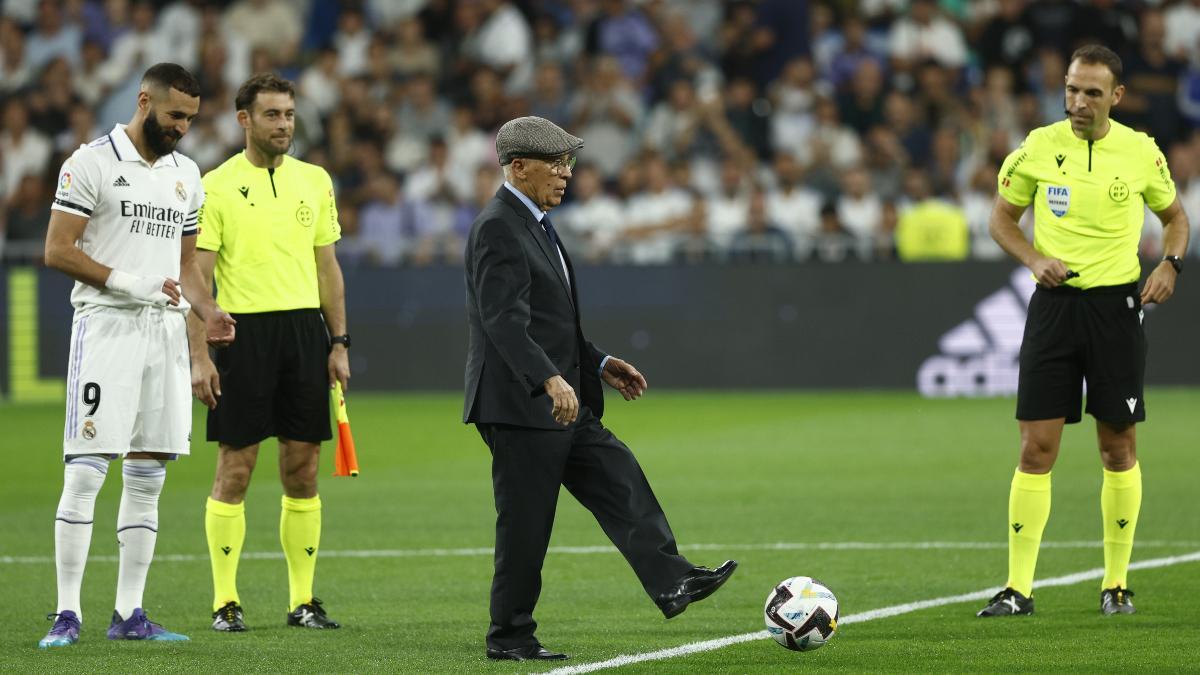 Amancio Amaro hace el saque de honor el 2 de octubre de 2022 en el Real Madrid-Osasuna tras ser proclamado presidente de Honor del Real Madrid