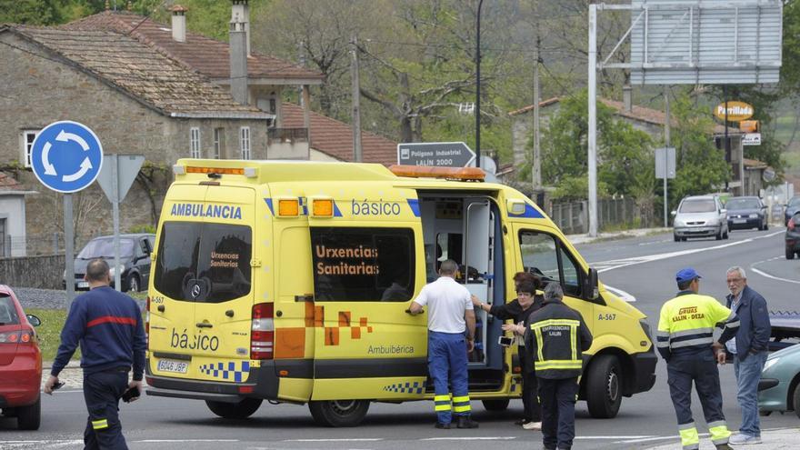 Una ambulancia desplazada en el lugar de un accidente, en Lalín. |  // BERNABÉ/JAVIER LALIN