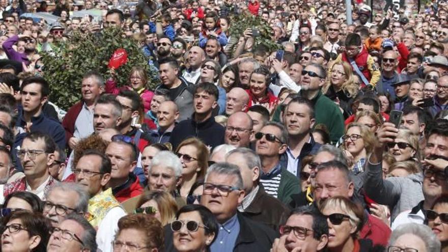 Flores, música y pólvora llenan la calle