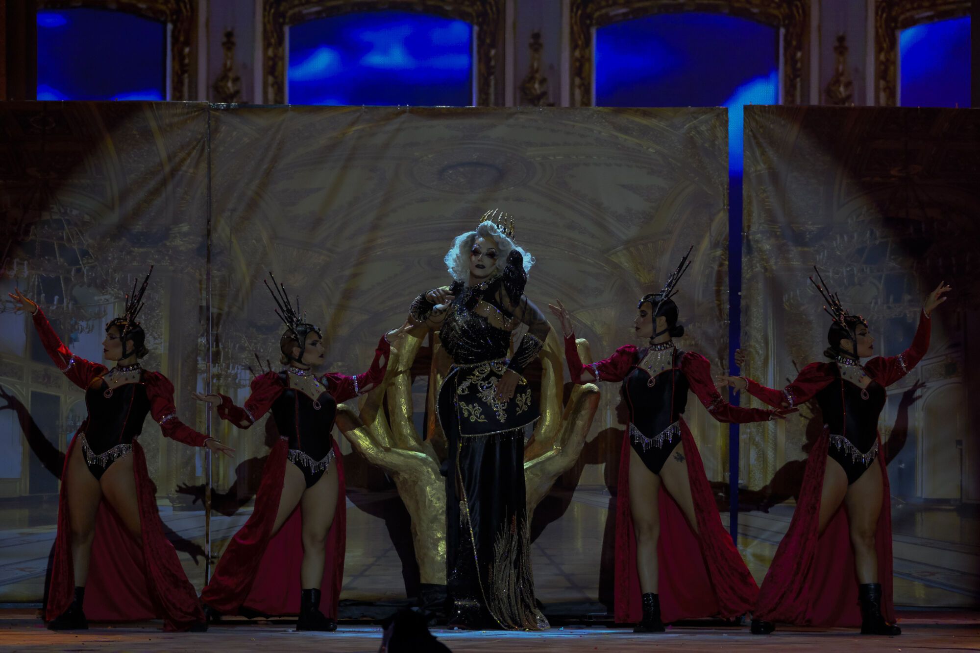 15. Drag Ignea (Sergio Encinoso Domínguez) Con el patrocinio de Ferretería Encinoso presenta y con un diseño de Melanie Suárez Armas presenta el espectáculo Magia.