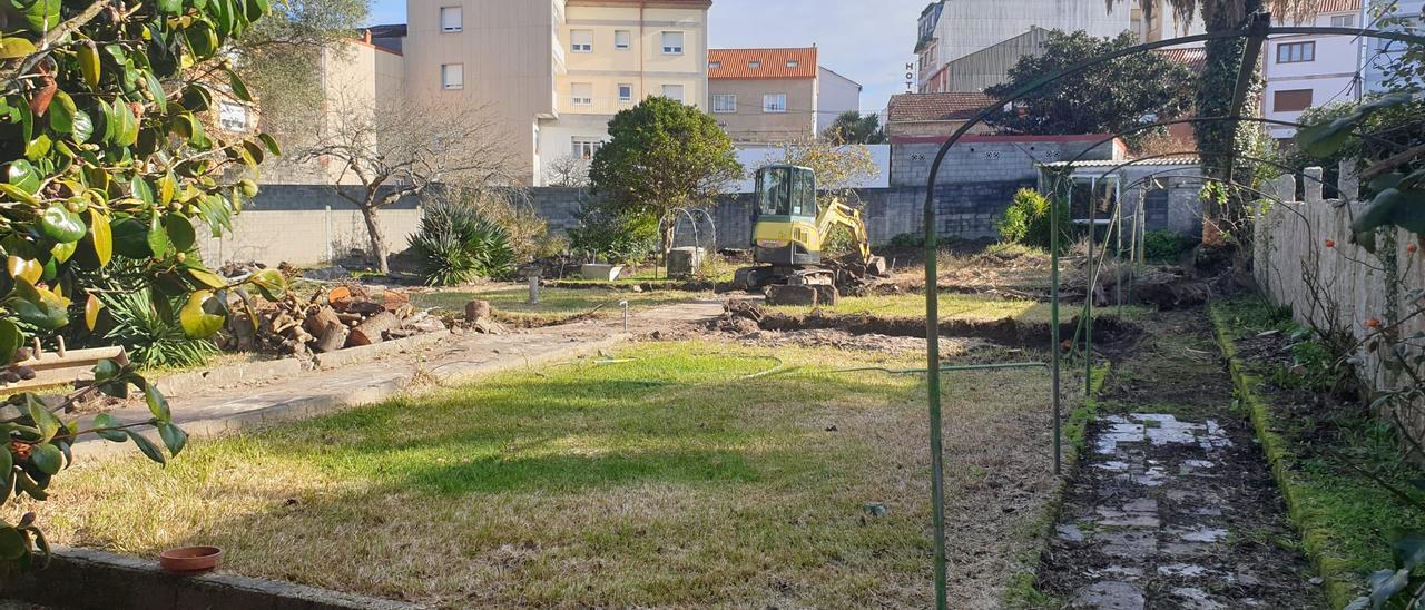 La zona de jardín y huerto que el Concello acondiciona en el colegio de las monjas.