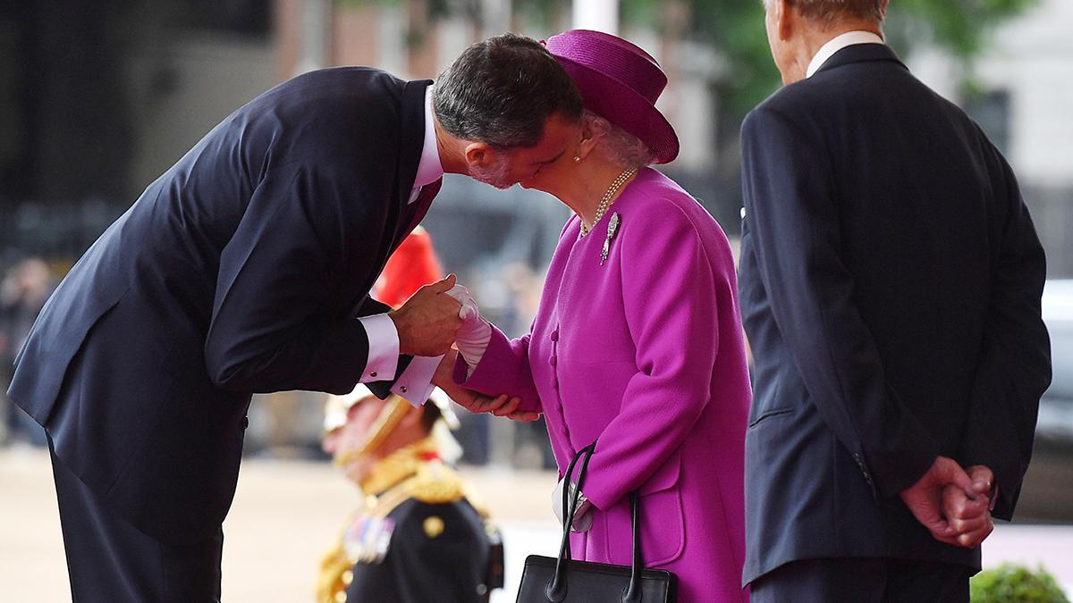El rey Felipe VI besando a la reina Isabel II en presencia del duque de Edimburgo