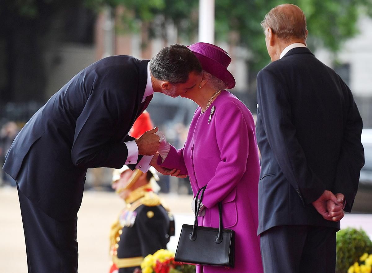 El rey Felipe VI besando a la reina Isabel II en presencia del duque de Edimburgo
