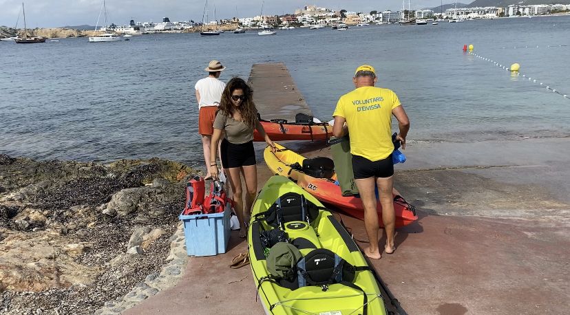 Galería de imágenes de la recogida de plásticos en una playa de Ibiza