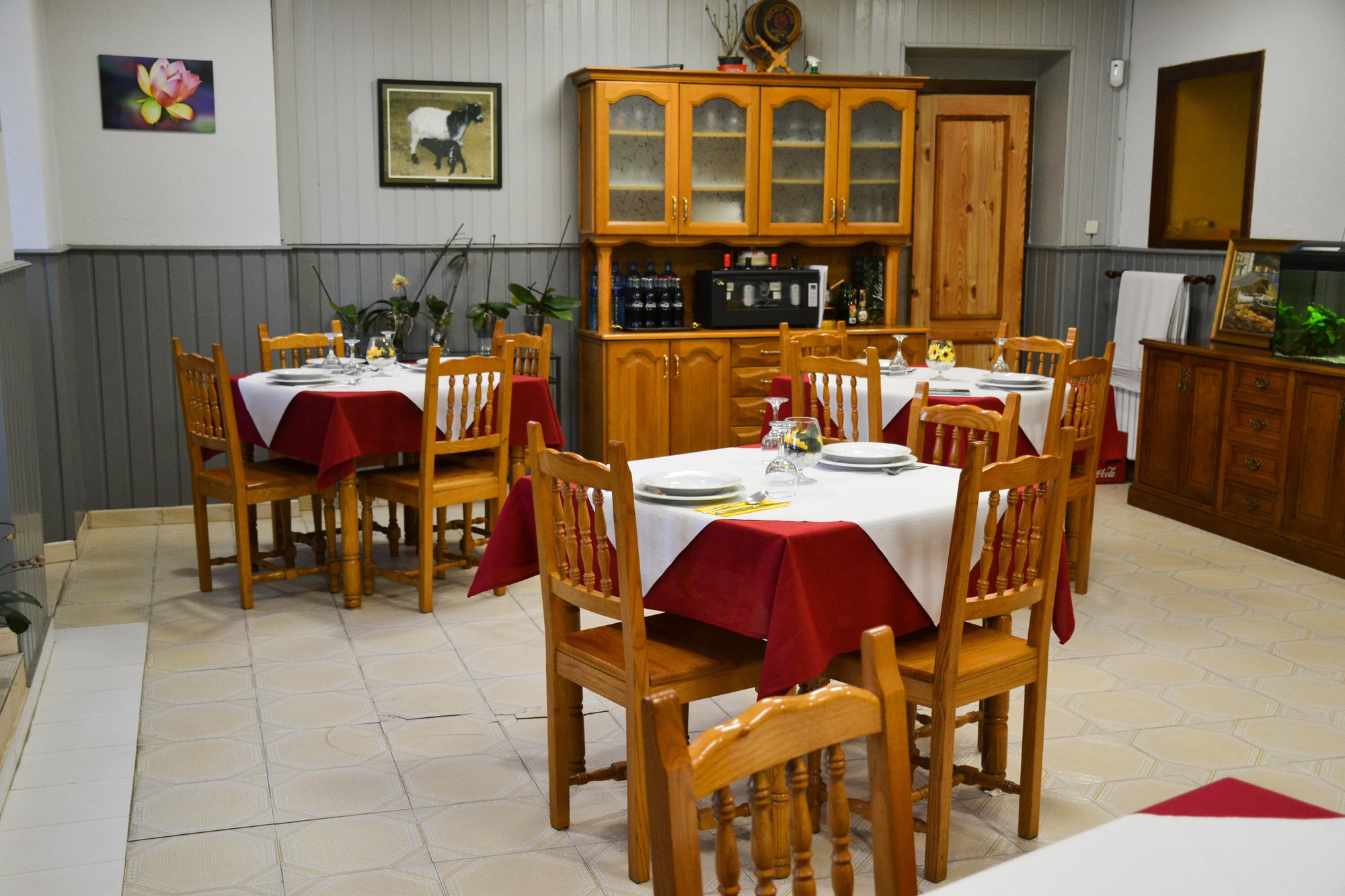 Coqueto comedor en el bar restaurante Casa Vicentón en Navelgas, Tineo.