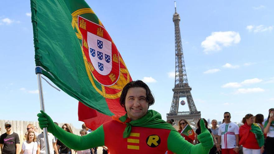 Un aficionado luso, ante la Torre Eiffel.