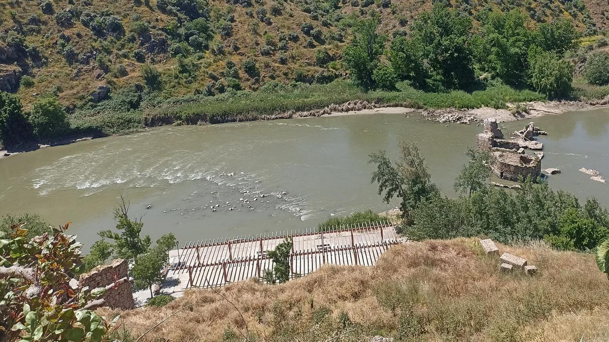El río Tajo, a su paso por Toledo, presenta una imagen inusual en uno de sus tramos, con la presa antigua casi completamente visible.