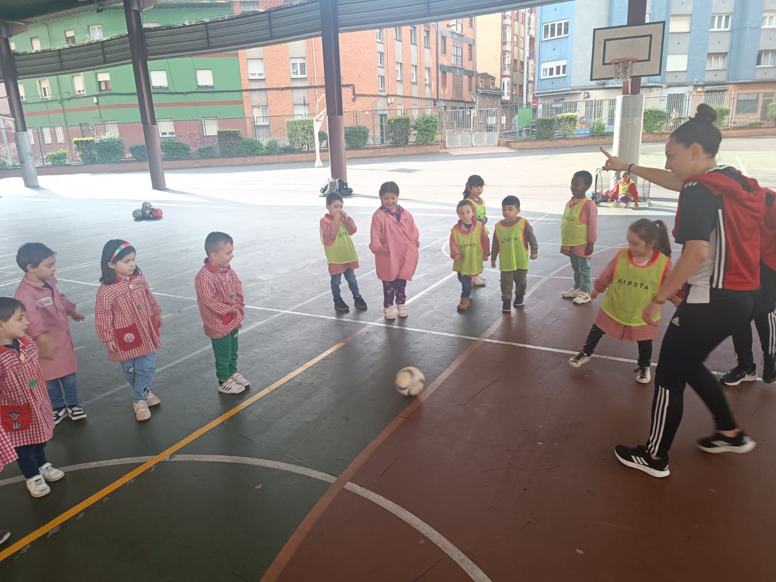 El Gijón Fútbol Femenino, entrenador del colegio Príncipe de Asturias por un día (en imágenes)