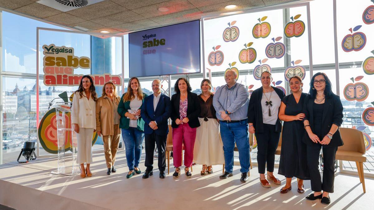 Representantes institucionales, miembros de Vegalsa-Eroski y ponentes durante la celebración de la V Jornada de Alimentación Saludable.