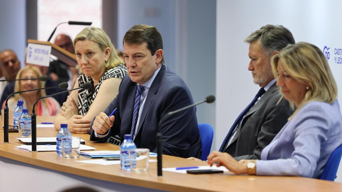 Isabel Blanco y Alfonso Fernández Mañueco en el Comité Ejecutivo del PP de Castilla y León, anoche.