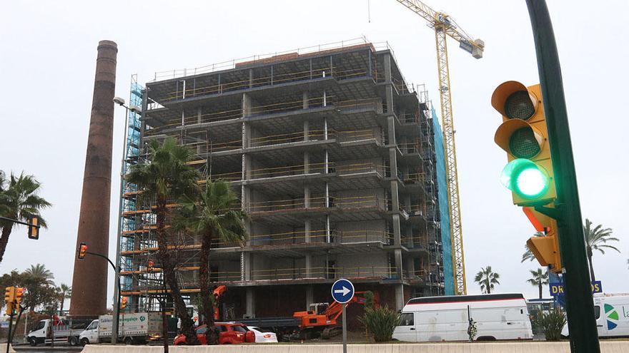 Las obras de un bloque de viviendas en el paseo marítimo de Huelin.