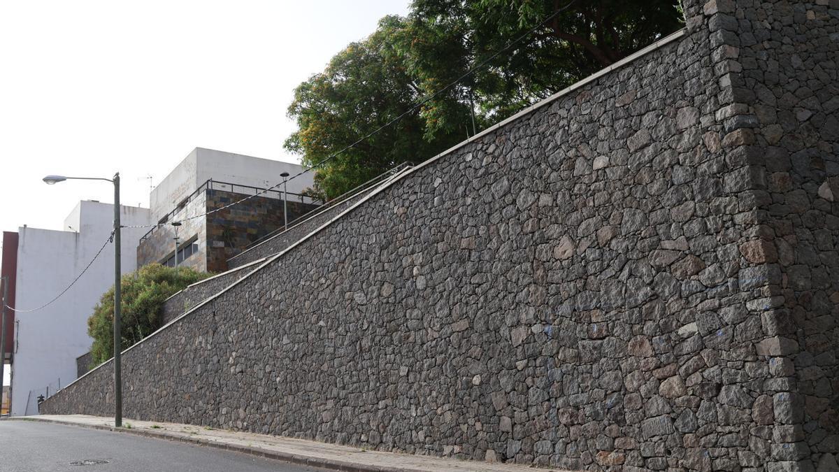 Muro y escaleras de acceso a la plaza de Isla Perdida