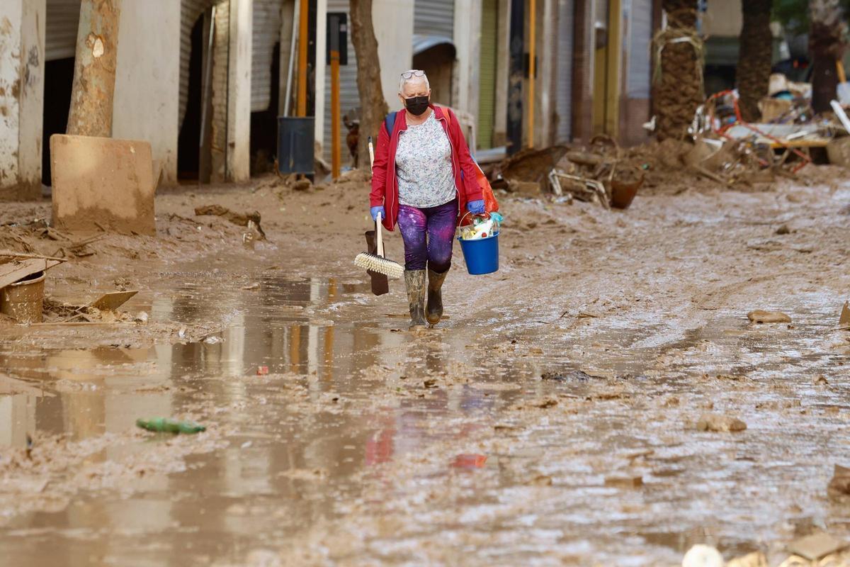 Una mujer en una calle inundada de Paiporta.