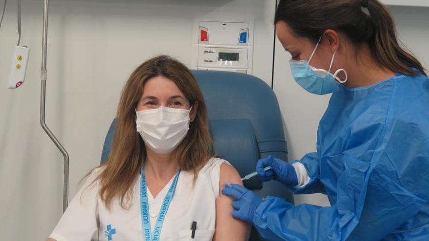 Una professional sanitària rebent la dosi de la vacuna Moderna contra la covid-19, el 4 de febrer de 2021