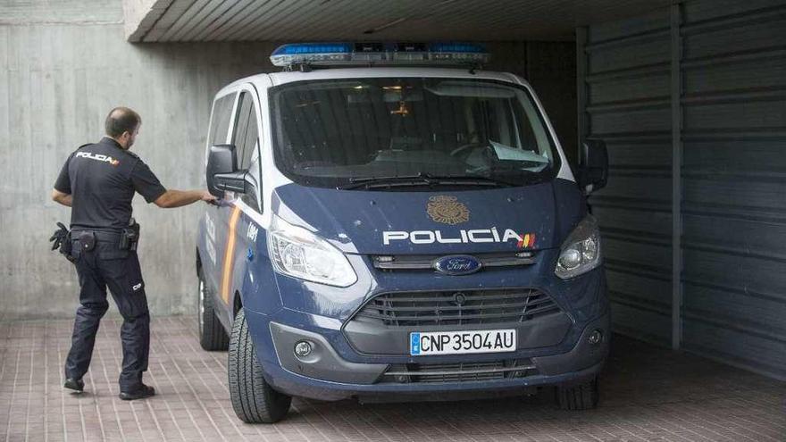 Un policía abre la furgoneta que transportó al sospechoso hasta los juzgados de A Coruña. // C./R.