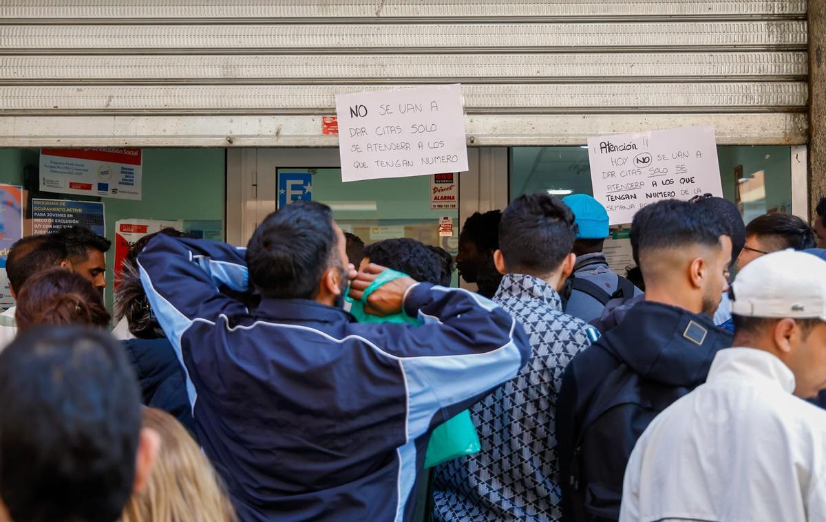 Las ONGs comienzan en València a atender a migrantes para su regularización