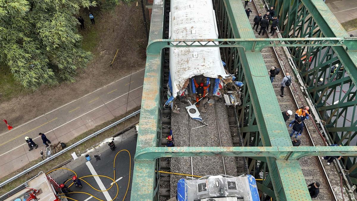 Tren de pasajeros se estrelló contra un tren de mantenimiento en Buenos Aires, dejando al menos 30 personas hospitalizadas, dos de las cuales estaban en estado grave