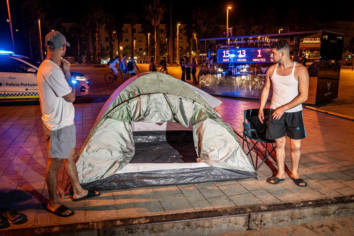 Barcelona 07/07/24 Barcelona. La gente busca refrescarse en el mar y dormir en la playa por las noches calurosas. AUTOR: MANU MITRU