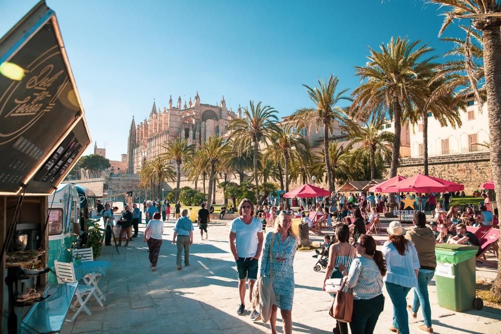 Van Van Market, música y gastronomía en el Parc de la Mar