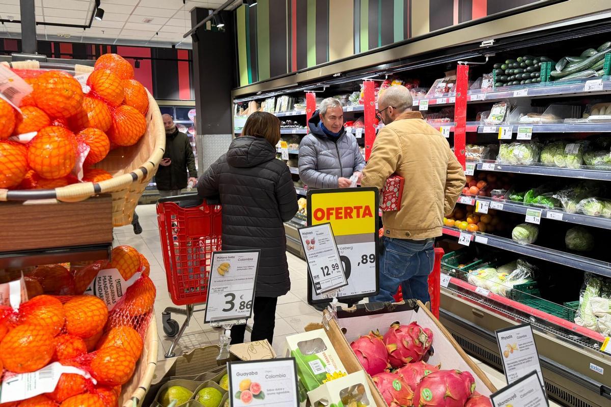 Diversos clientes en un supermercado