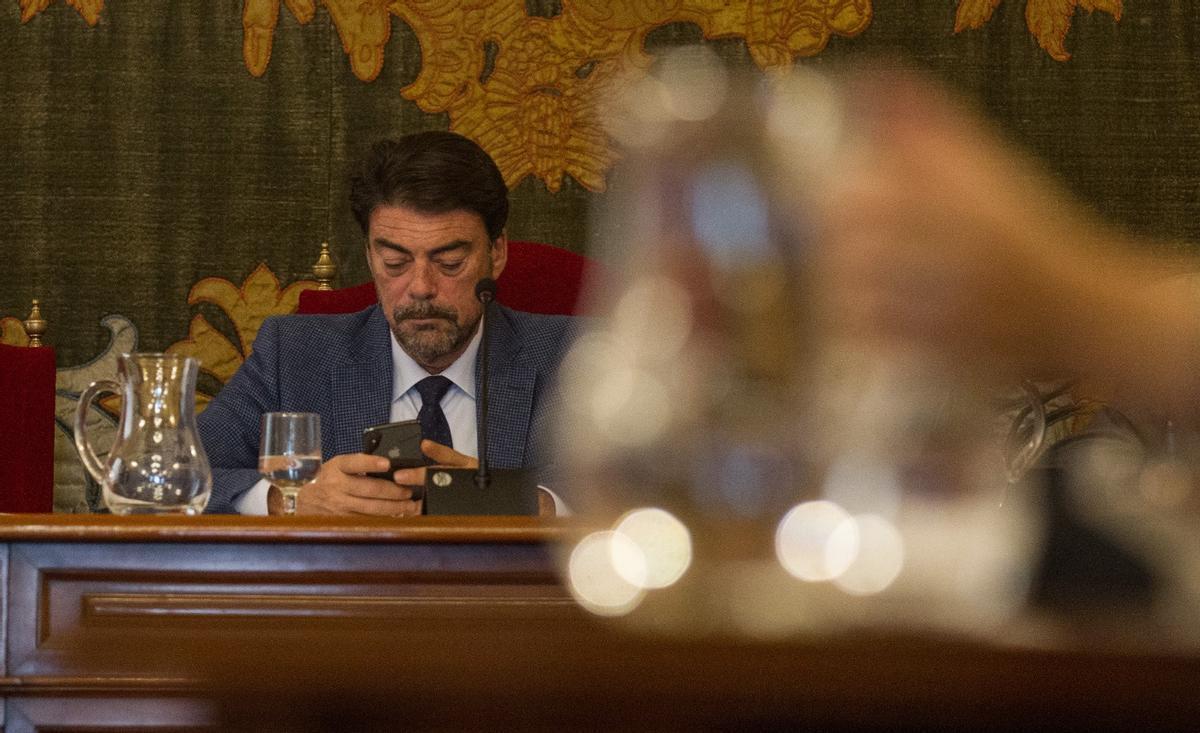 L’alcalde d’Alacant, Luis Barcala, en un ple municipal