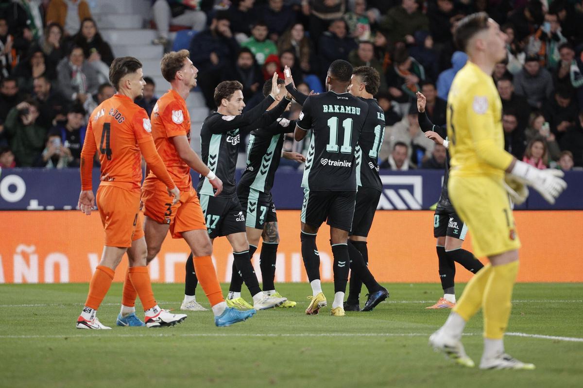 VALENCIA, 03/12/2025.- El centrocampista del Betis Rodrigo Riquelme (3i) celebra su segundo gol durante el encuentro correspondiente a la segunda ronda de la Copa del Rey que disputan Torrent y Betis hoy miércoles en el estadio Ciutat de Valencia. EFE/Manuel Bruque.