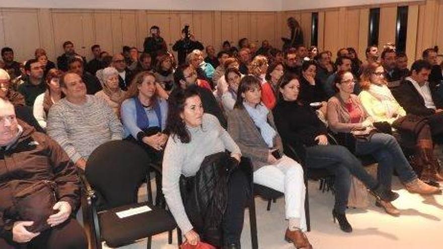 La sala de plenos del Centro de Día llena de público durante la sesión del Consell d&#039;Entitats.