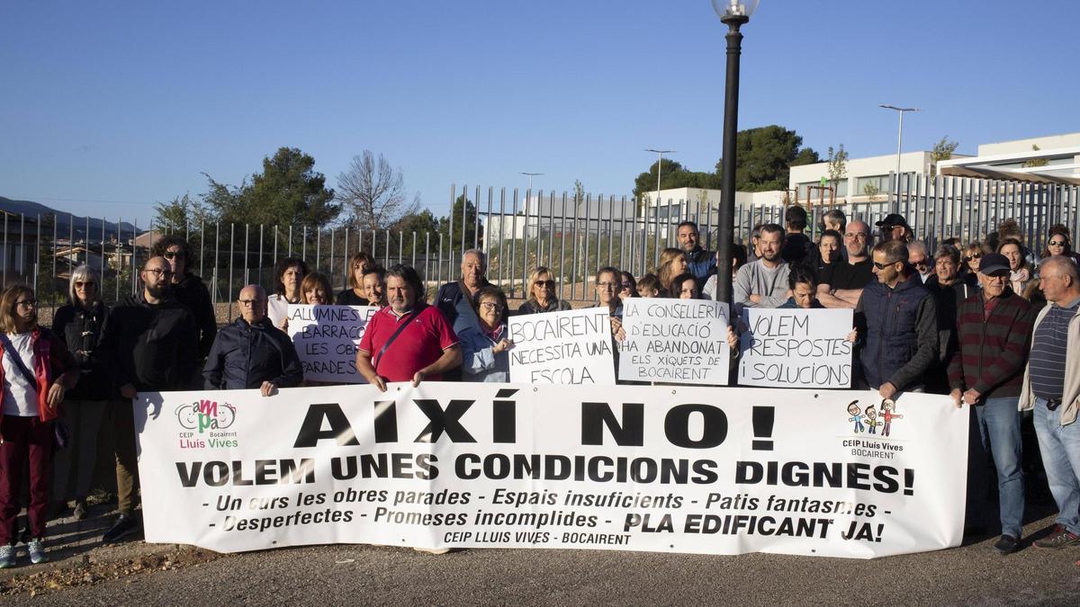 Protesta de la comunidad educativa a las puertas del colegio de Bocairent.