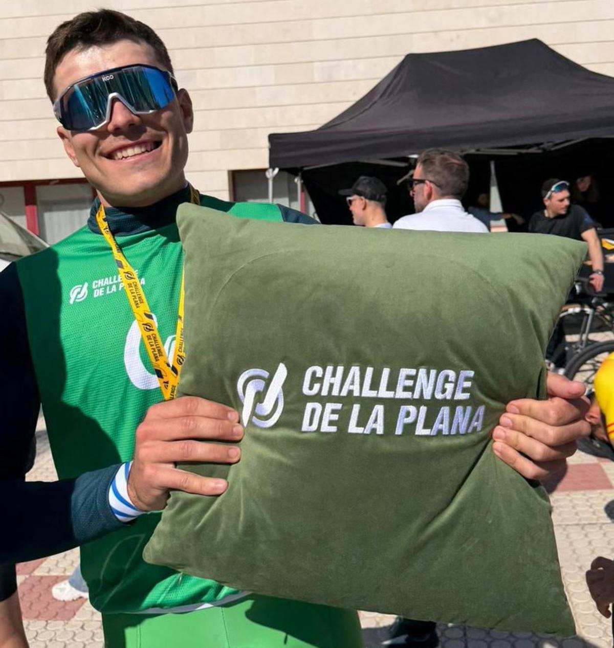 Óscar Zarzoda con el maillot verde de la Challenge de la Plana.