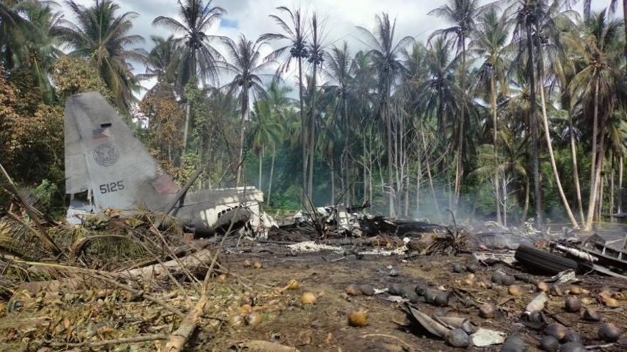 Al menos 50 muertos en el siniestro de un avión militar en Filipinas