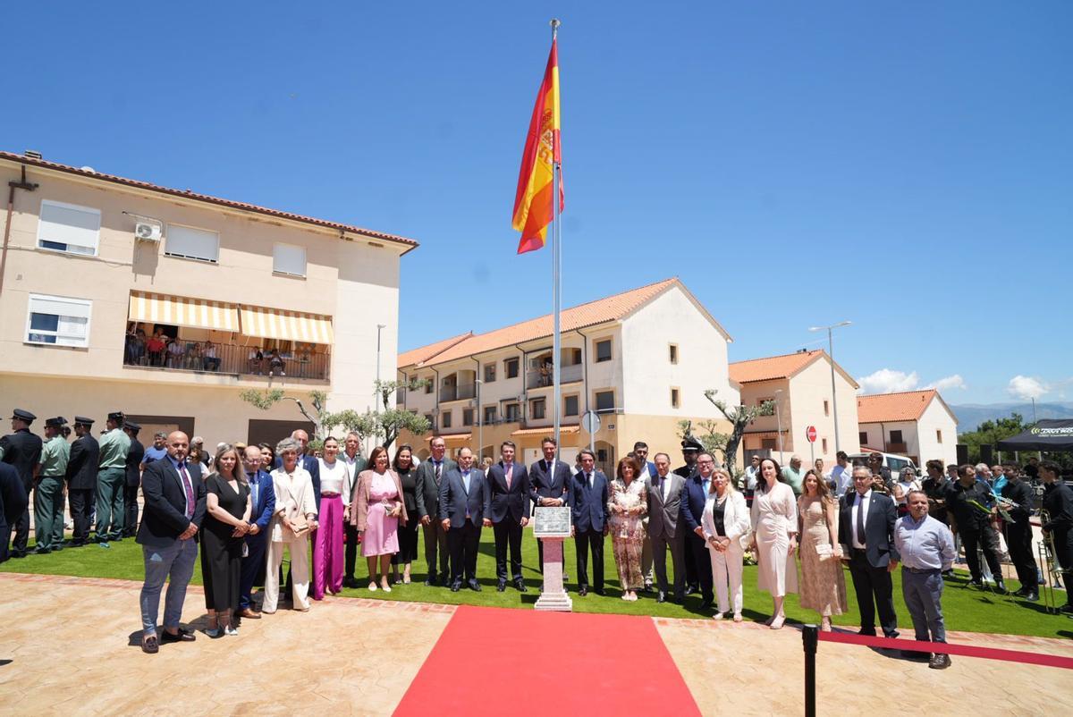 Asistentes al izado de la bandera de España, este sábado, en Jaraíz de la Vera.