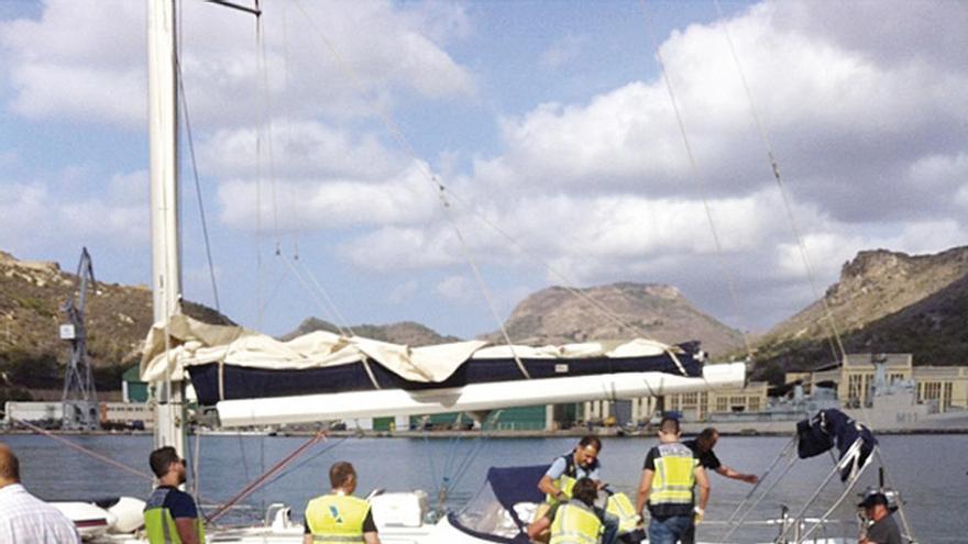 Agentes de la Policía Nacional y de la Guardia Civil inspeccionan el barco incautado.