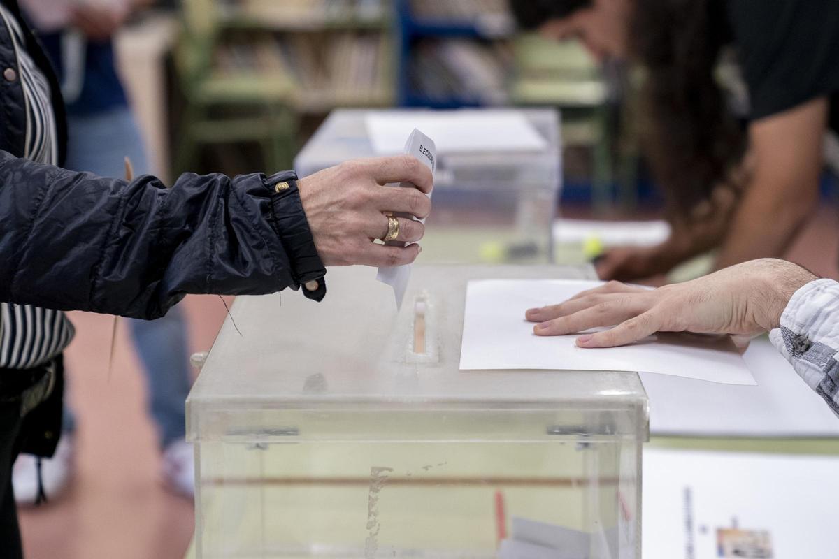 Archivo - Una persona mete su voto en la urna en un colegio electoral, a 28 de mayo de 2023. Archivo - Una persona mete su voto en la urna en un colegio electoral, a 28 de mayo de 2023.