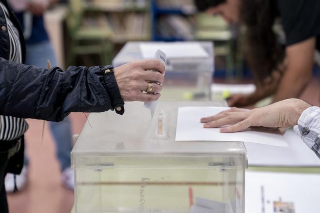 Una persona mete su voto en la urna en un colegio electoral, a 28 de mayo de 2023.