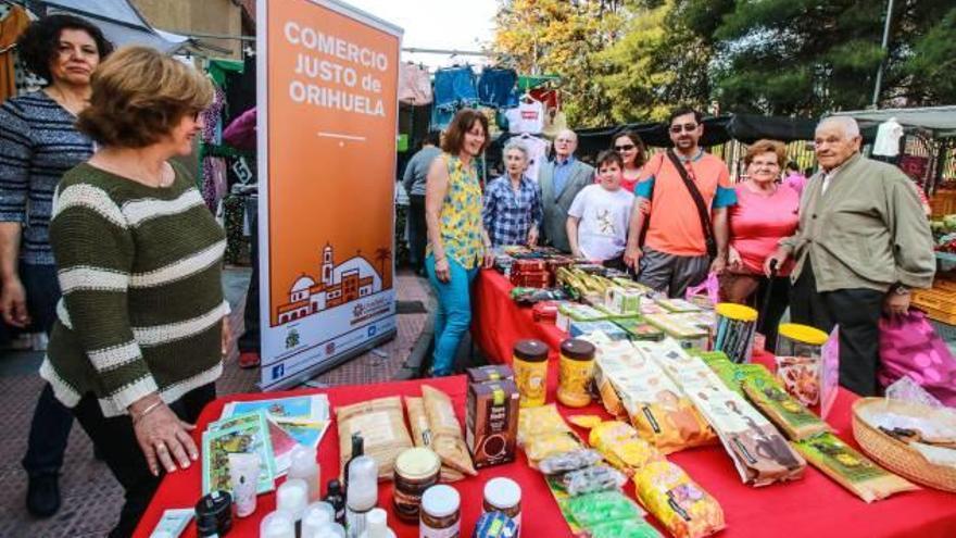 Los clientes del mercadillo de los sábados pudieron degustar, ayer, productos de comercio justo.