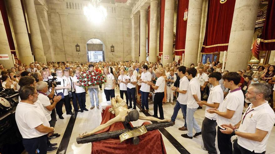 Emotivo descendimiento del Cristo de la Victoria
